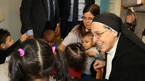 Lucía Caram visita al centre materno infantil de la Mariola