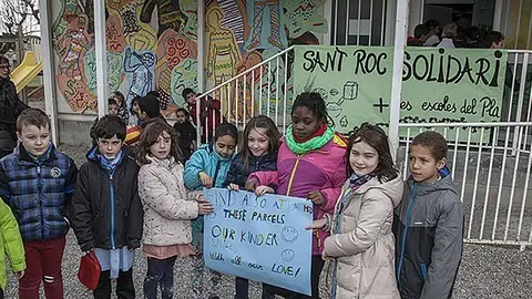 Alumnes de l&#39;escola Sant Roc de Barbens mostren una pancarta