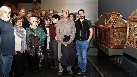 Pla general d'alguns dels membres de la Plataforma d'Entitats Culturals de Lleida al costat d'algunes de les obres de Sixena que hi ha al Museu de Lleida, el 16 de febrer de 2017. (Horitzontal)