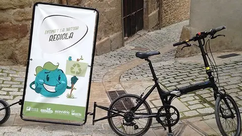 La bicicleta publicitària de la campanya Estima't la natura, recicla