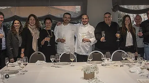 Joel Castanye i Pablo Tomàs acompanyats dels representants dels mitjans