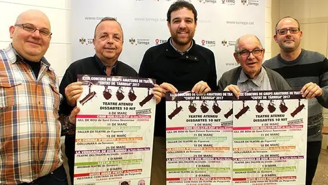 El regidor de Cultura, Raül Palacios, i representants del Grup de Teatre BAT