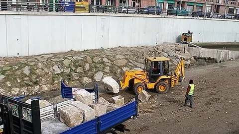 Treballs a l'escullera del riu Ondara de Tàrrega