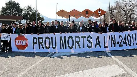 Imatge general dels concentrats darrere la pancarta 'Prou Morts a l'N-240' davant del peatge de l'AP-2 a les Borges Blanques, aquest 26 de febrer del 2017 (horitzontal)