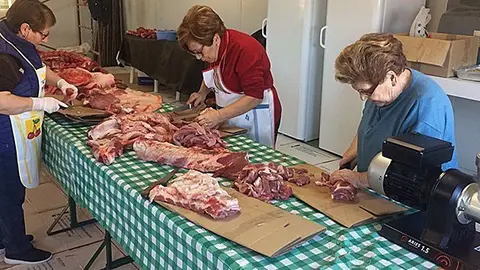 Soses prepara el Carnaval amb la matança del porc
