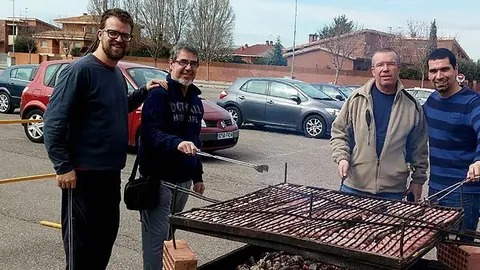 Els voluntaris de la calçotada popular de Mollerussa