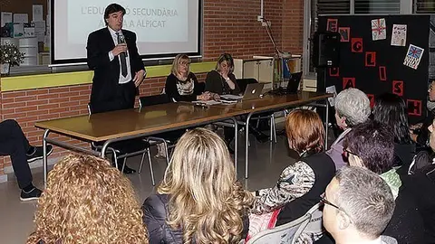 Reunió Ensenyament amb pares del nou institut d'Alpicat 2 portada