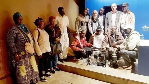 Jordi Ignasi Vidal lliura els equips a l'Associació de gambians de Balaguer