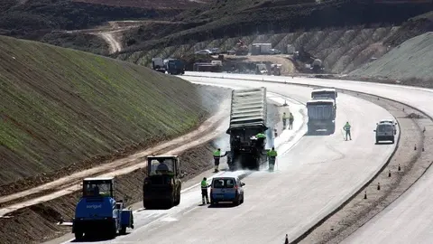 Maquines treballant en l'A-14 a l'alçada de torrefarrera