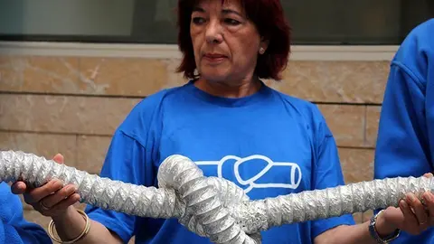 El nus de la canonada, simbol de la pde, en una protesta a Tortosa