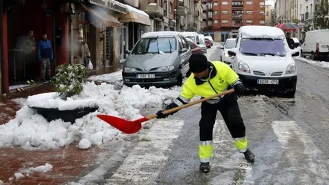 Operaris municipals retiren la neu a Cervera