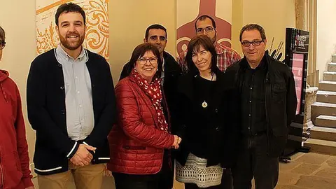 L’alcaldessa Rosa Maria Perelló; el regidor de Cultura, Raül Palacios; i la presidenta d’ASPID, Bibiana Bendicho; al vestíbul del Museu Comarcal de l’Urgell portada
