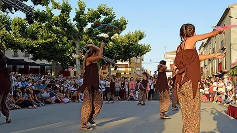 Colla dels Saltimbankis de Bellvís participen en la festa Fes+poble
