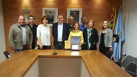 L'alcalde i els regidors lliuren una placa a la funcionària de correus
