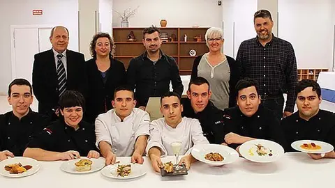 Els participants en el Concurs de Cuina amb Truita de Riu d'Alfarràs