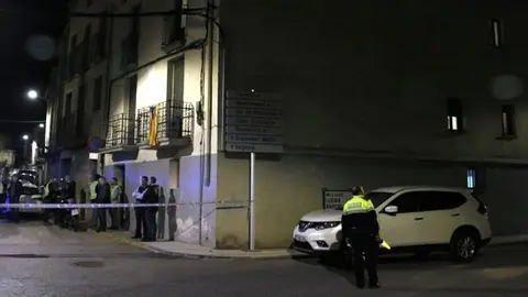 Pla general del carrer i la casa on ha tingut lloc la mort d'una dona a mans del seu fill, amb diversos efectius dels mossos al davant i la zona acordonada, el 7 d'abril de 2017. (Horitzonal)