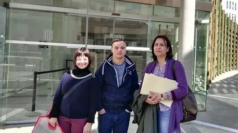 La presidenta de Down Lleida i de Down Catalunya, Pilar Sanjuán i dos joves de Down Lleida