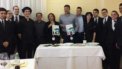 Autoritats d'Alfarràs i els alumnes de l'Escola d'Hostaleria