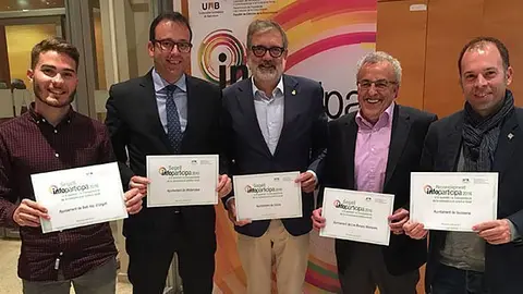 Una foto dels 5 guardonats lleidatans i de l'alcalde de les Borges recollint el premi portada