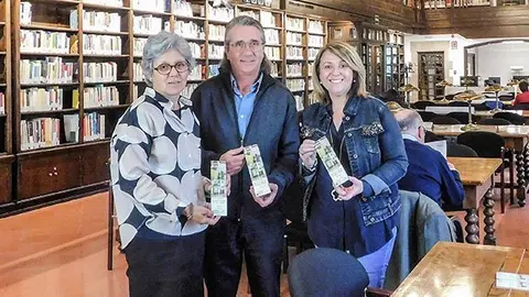 Enric Dalmau lliura el punt de llibre a la vicepresidenta de l'IEI Rosa Pujol