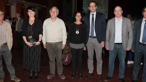 La guanyadora del Premi de Novel·la Breu amb els membres del jurat