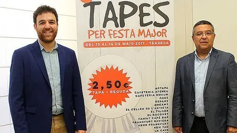 Els regidors de Cultura i Promoció Econòmica, Raül Palacios i Carles Pascual respectivament, amb el cartell anunciador de la ruta gastronòmica portada
