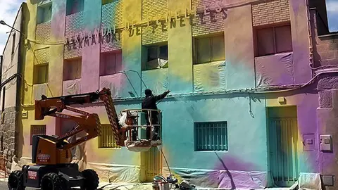 Els artistes preparen els murals de la segona ediciciò del Festival Gar Gar