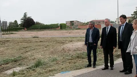Rafel Panadés i Lluís Baulenas visiten els terrenys de la futura escola