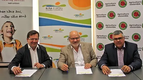 X. Rivera, J. M. Huguet i A.Escarp signen el conveni
