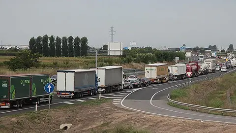 Cues a l'A2 per un accident a Golmés portada