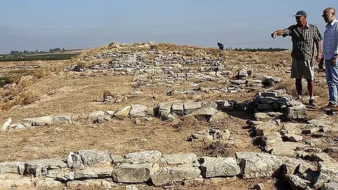 Pla general de dues persones observant el jaciment iber del Gebut, a Soses, l'octubre de 2016. (Horitzontal)