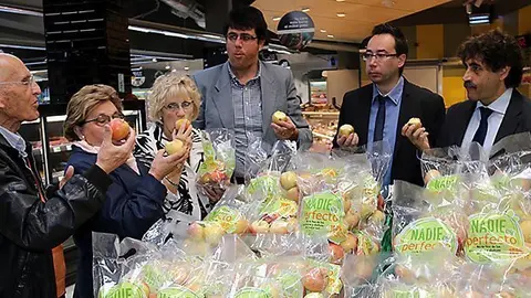 Responsables de Nufri i Plusfresc, amb representants de Mans Unides, menjant pomes Fuji de la campanya endegada per l'empresa hortofructicola lleidatana. Imatge del 4 de maig del 2017. (Horitzontal)