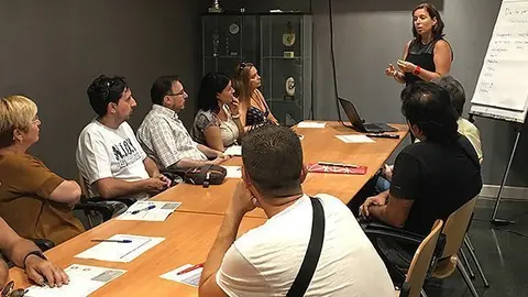 Imatge d'arxiu d'un curs d'auxiliars de serveis impartit per Aspid. Vertical)