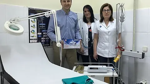 L'alcalde de la Granja d'Escarp Manel Solé amb els facultatius del Centre Mèdic