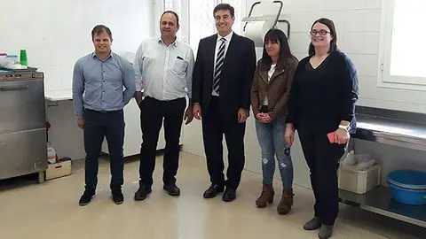 Visita de l'alcalde Antoni Villas i el director Miquel A. Cullrés al centre