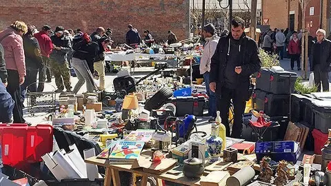 Pardistes en el mercat dominical a les Borges Blanques