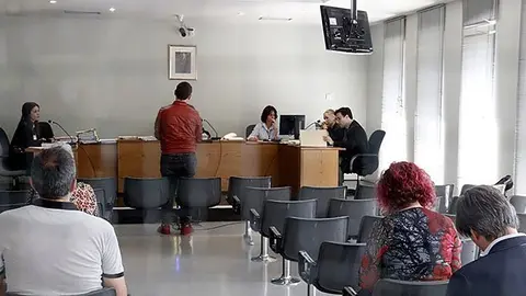 Imatge general del judici d'aquest dilluns a l'auxiliar de l'Arnau acusat. Imatge del 8 de maig de 2017. (Horitzontal)