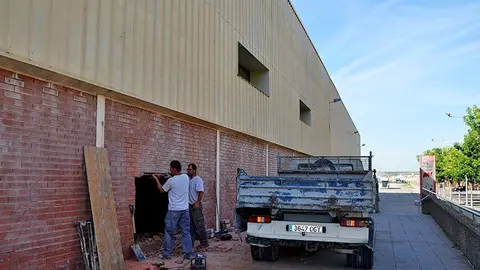 Els operaris inicien les obres per habilitar les noves portes al Plavelló Pla d'Urgell