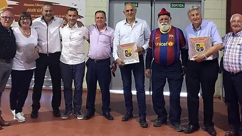 L'alcalde Jordi Calvís amb els convidats a la celebració Blaugrana
