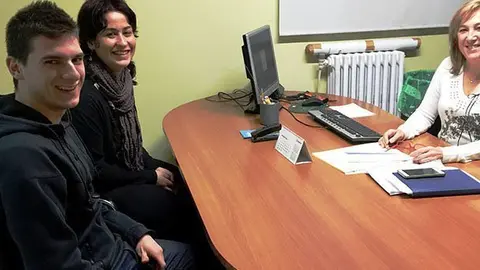 La regidora de Governació donant la benvinguda a dos joves 1