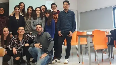 Imatge de grup d'un grup d'alumnes que fan de voluntaris al projecte  'Mind the mind' contra els estigmes de les malalties mentals. Imatge cedida el 18 de maig del 2017 (horitzontal)