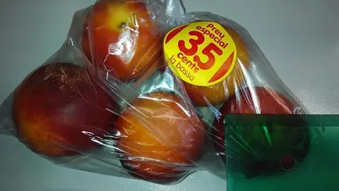 Imatge de la bossa de nectarines a 35 cèntims que suposadament venia un establiment Dia de Lleida