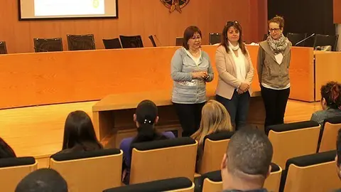 L’alcaldessa Rosa Maria Perelló; la regidora d’Acció Social, Noèlia Soto; i portaveus de l'Associació Alba exposant les línies del curs a l’alumnat participant