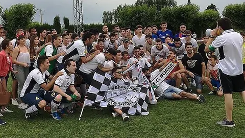 Els jugadors van celebrar l'ascens acompanyants per l'afició portada