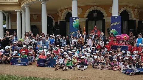Els representants de les ecoles i les autoritats en el lliurament de l'Aplilo XII