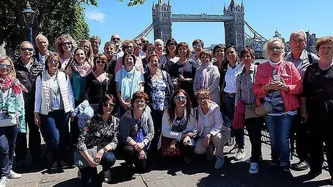 33 ALUMNES DE L’ESCOLA DE FORMACIÓ D’ADULTS DE MOLLERUSSA VIATGEN A CAMBRIDGE portada