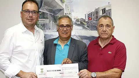 Alpicat lliura 2.100 euros a l'AECC per la Cursa de la Dona portada