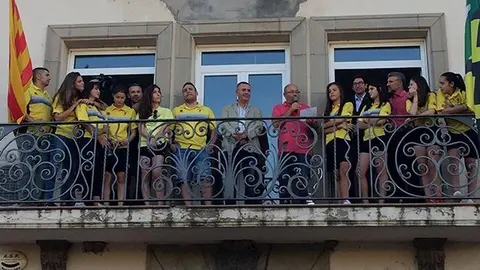 L'equip saluda als veïns de Vila-sana al balcó de l'Ajuntament