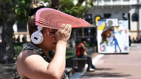 Imatge d'una dona patint la calor. Foto: Arxiu