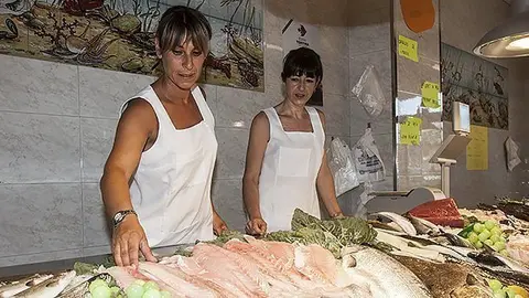 Manoli Montilla en la peixateria de Mollerussa